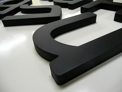 Тонкие объёмные буквы после покраски автоэмалью